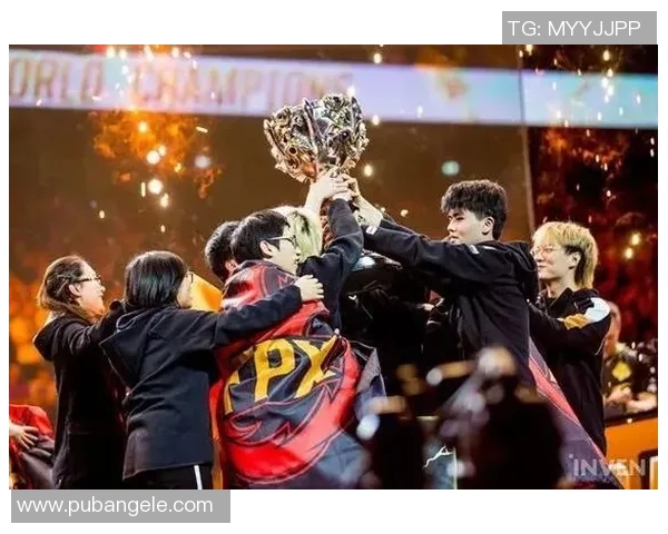 FPX战队团队协作引发热议玩家表现与战术配合成焦点讨论